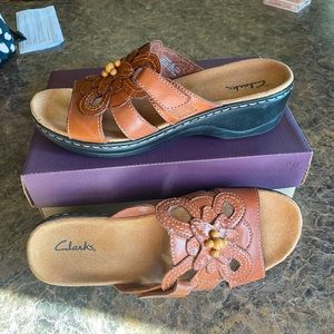 *****BRAND NEW, IN BOX****** Clarks Sandals